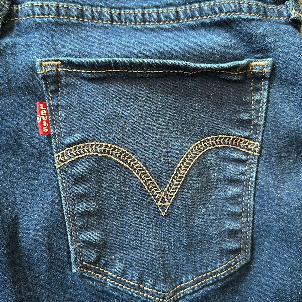 Curvy boot cut dark wash Levi’s Jeans